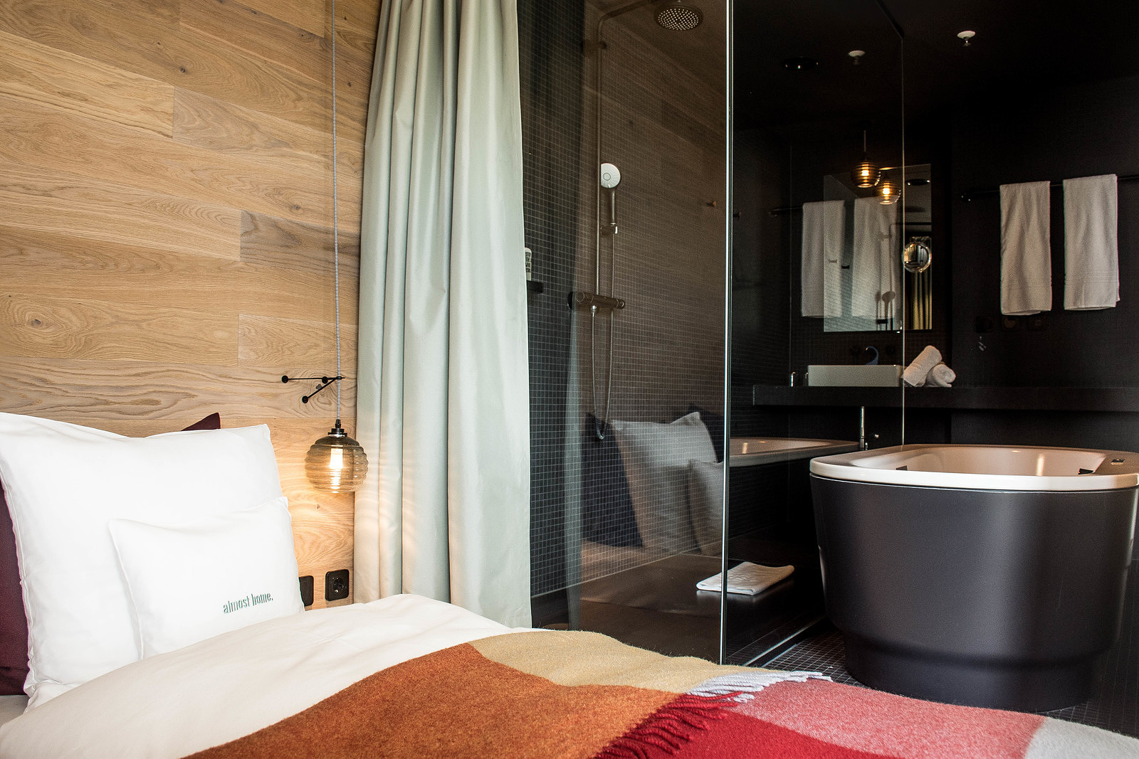 Urban-Zimmer mit begehbarer Bluetooth-Badewanne