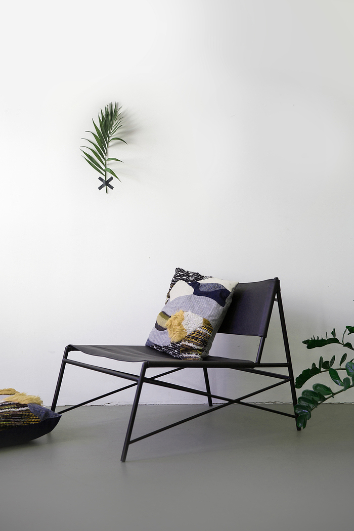 Kissen von Tim Labenda und Lounge Chair von NUTSANDWOODS