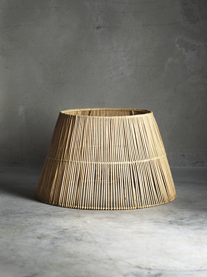 Handgefertiger Lampenschirm XL in Rattan. Die schmalen Rattanstäbe ergeben ein schönes Licht. Maße: D 55 x H 32 cm. Kombinierbar mit der Floorlamp in Schwarz oder Rattan Natur für einen neuen, natürlichen Look.