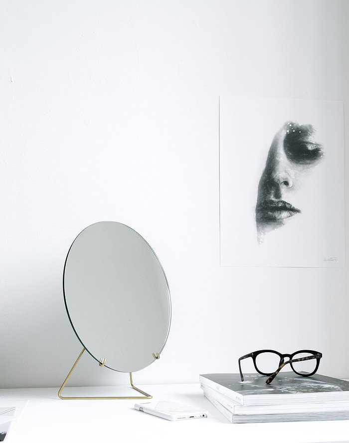 Mirror: available in 30 cm Ø and 20 cm Ø. Foot in brass or powder coating in black.