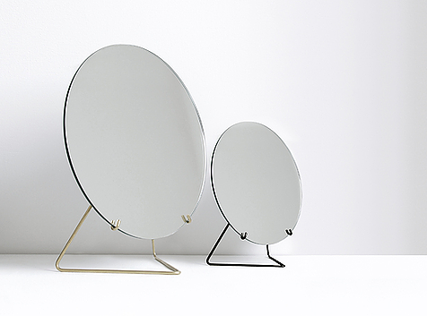 Mirror: available in 30 cm Ø and 20 cm Ø. Foot in brass or powder coating in black.